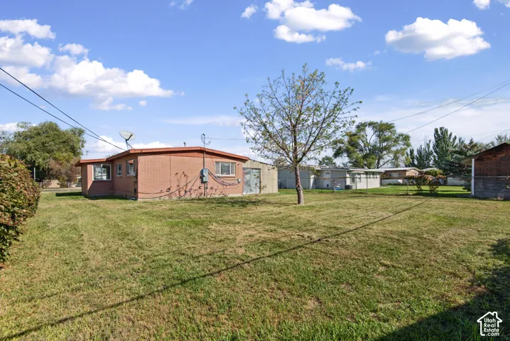 Brick exterior cladding featuring a low-slope roofline and expansive open lawn