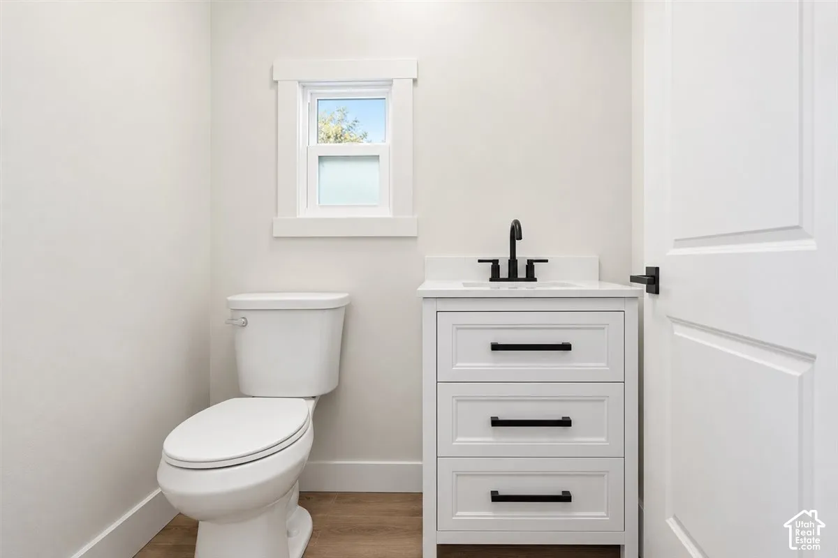 1/2 bath off of laundry kitchen area