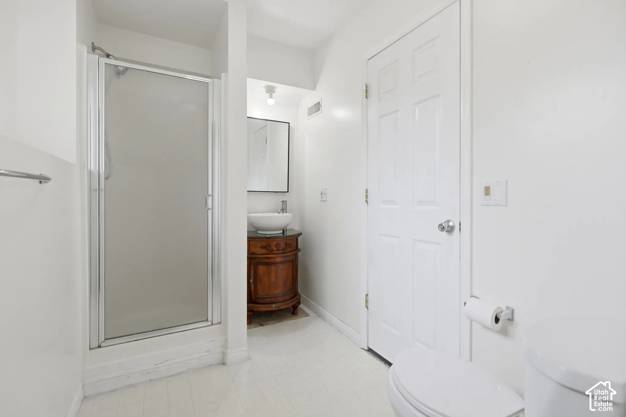 Studio Apartment-Bathroom