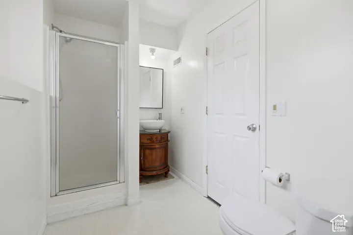 Studio Apartment-Bathroom