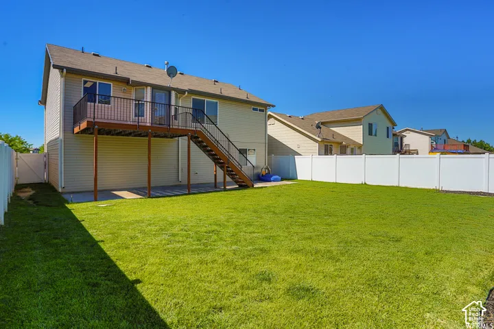 Huge Deck! And awesome neighborhood!