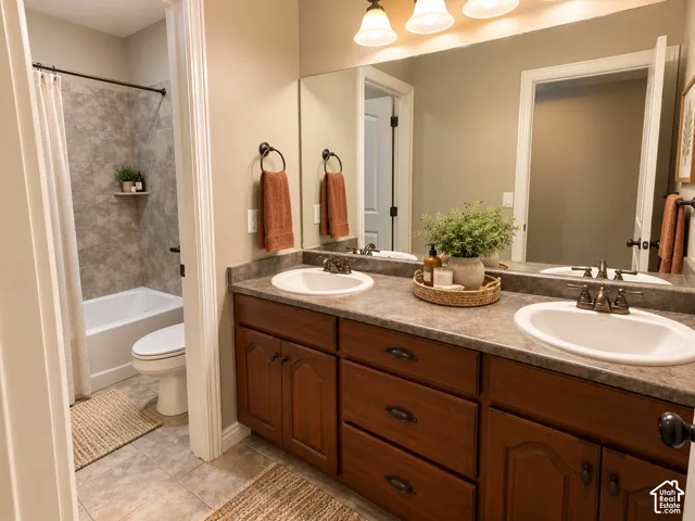 Upper level hall bath
