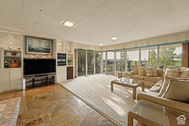 Good sized family room which connects to kitchen.