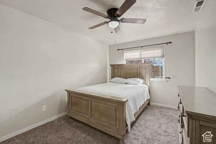 Ceiling fan with integrated lighting