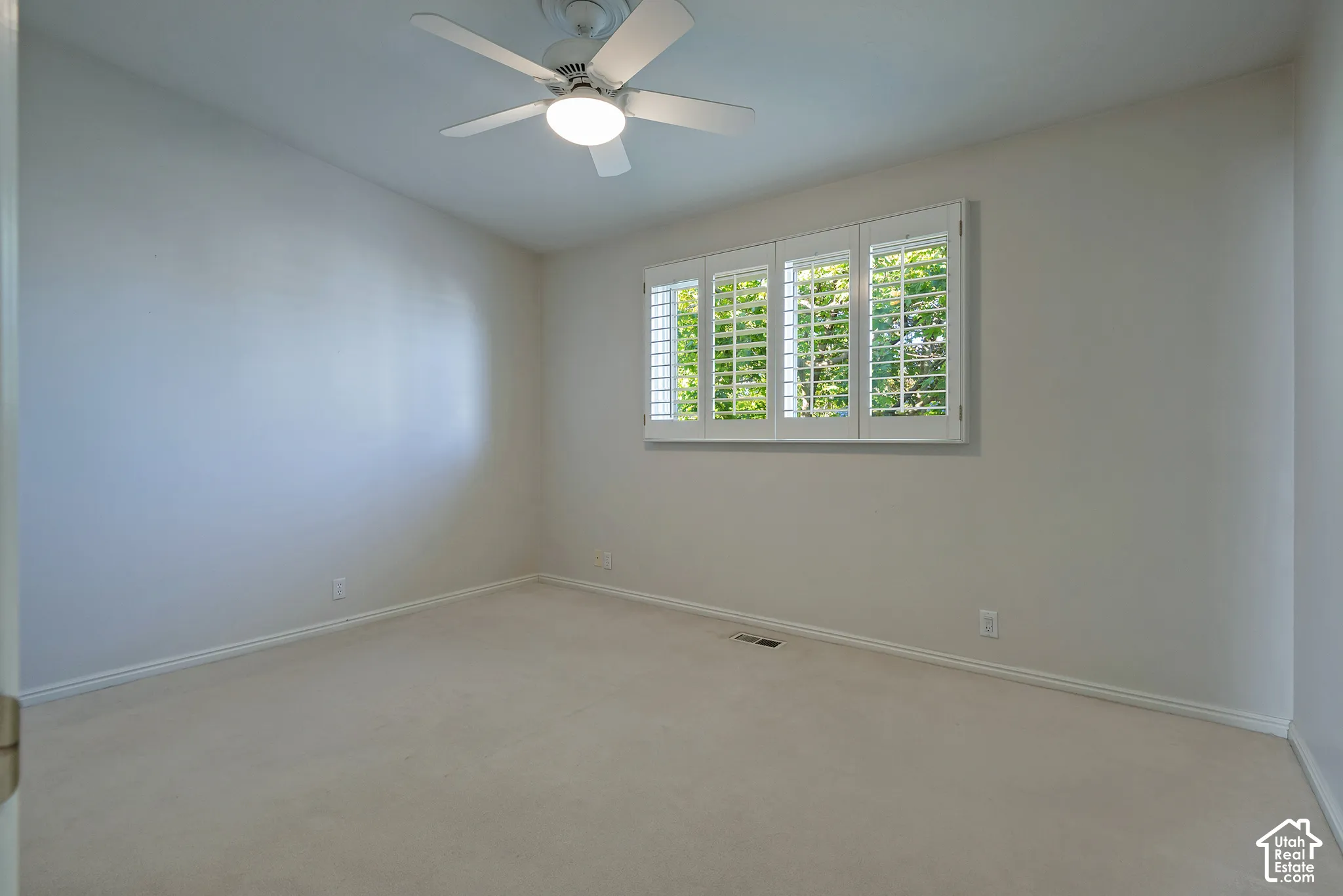 Ceiling fan with integrated lighting