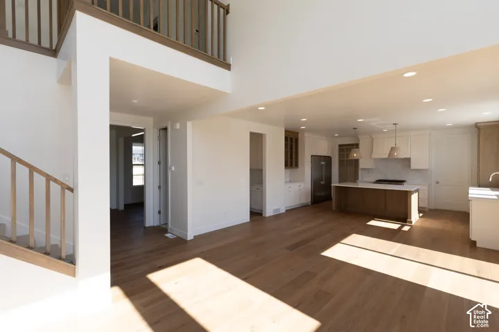 Dining to kitchen