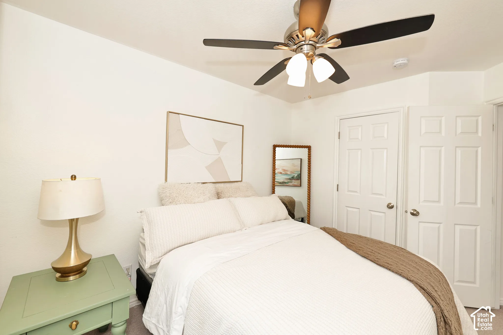 Multi-panel doors and a ceiling fan with integrated multi-globe lighting
