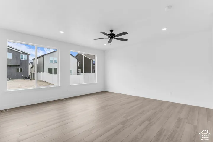 Great family room with 9' ceiling and ceiling fan.