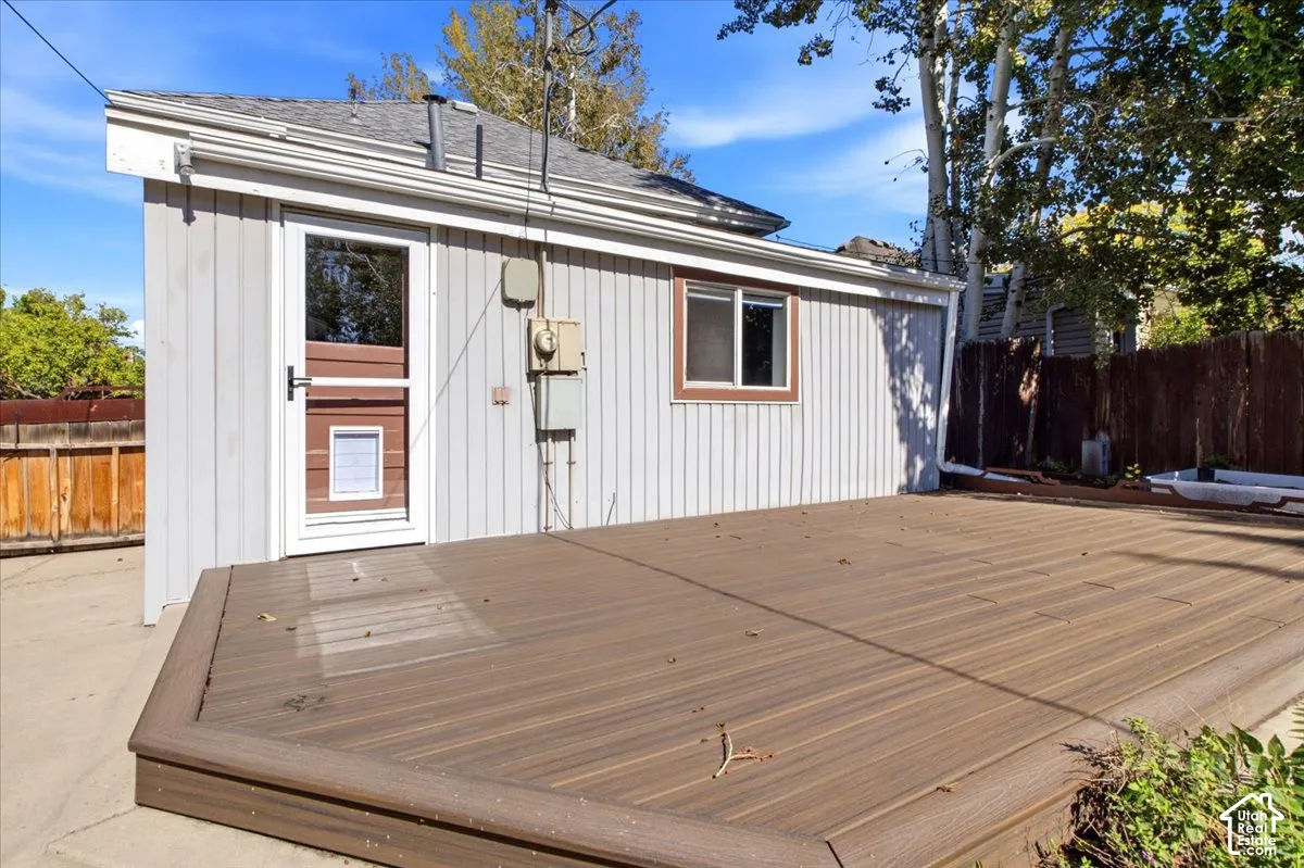 Composite deck with horizontal orientation facing south