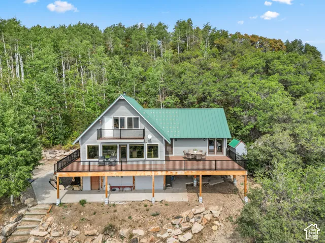 Beautiful mountain cabin nestled on a 10.57 acre lot with UNBELIEVABLE views!