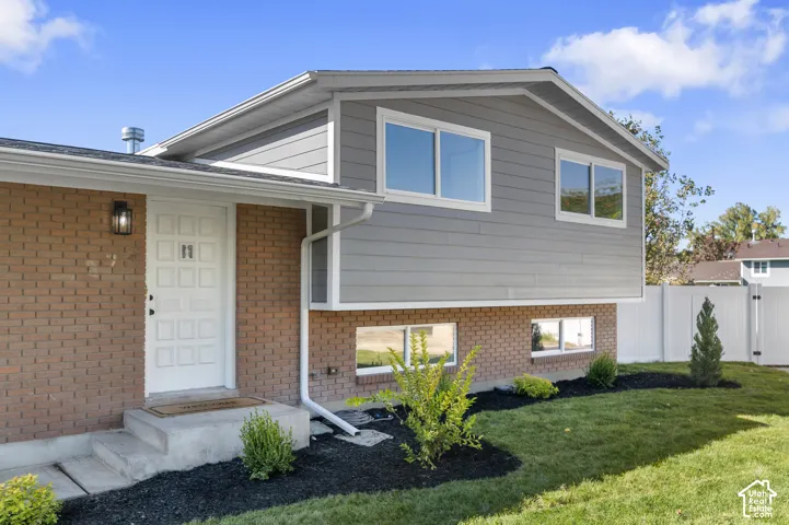 NEW Windows & Vinyl Privacy Fence