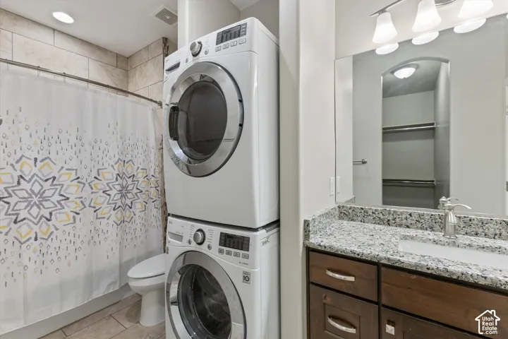 Casita Full bath with Laundry & Walk-in Closet