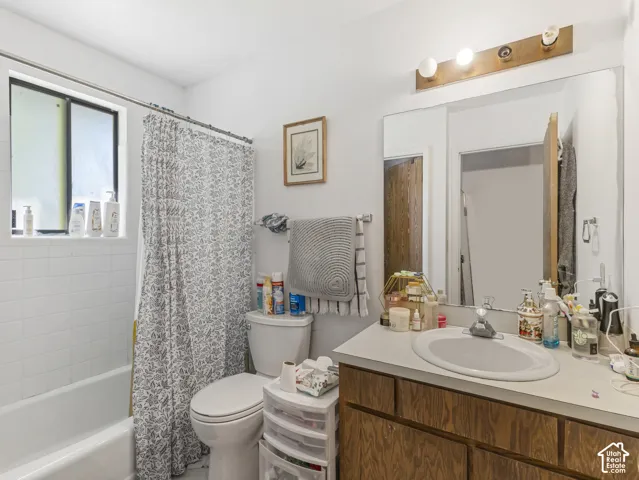 Unit B-Upstairs full bathroom.