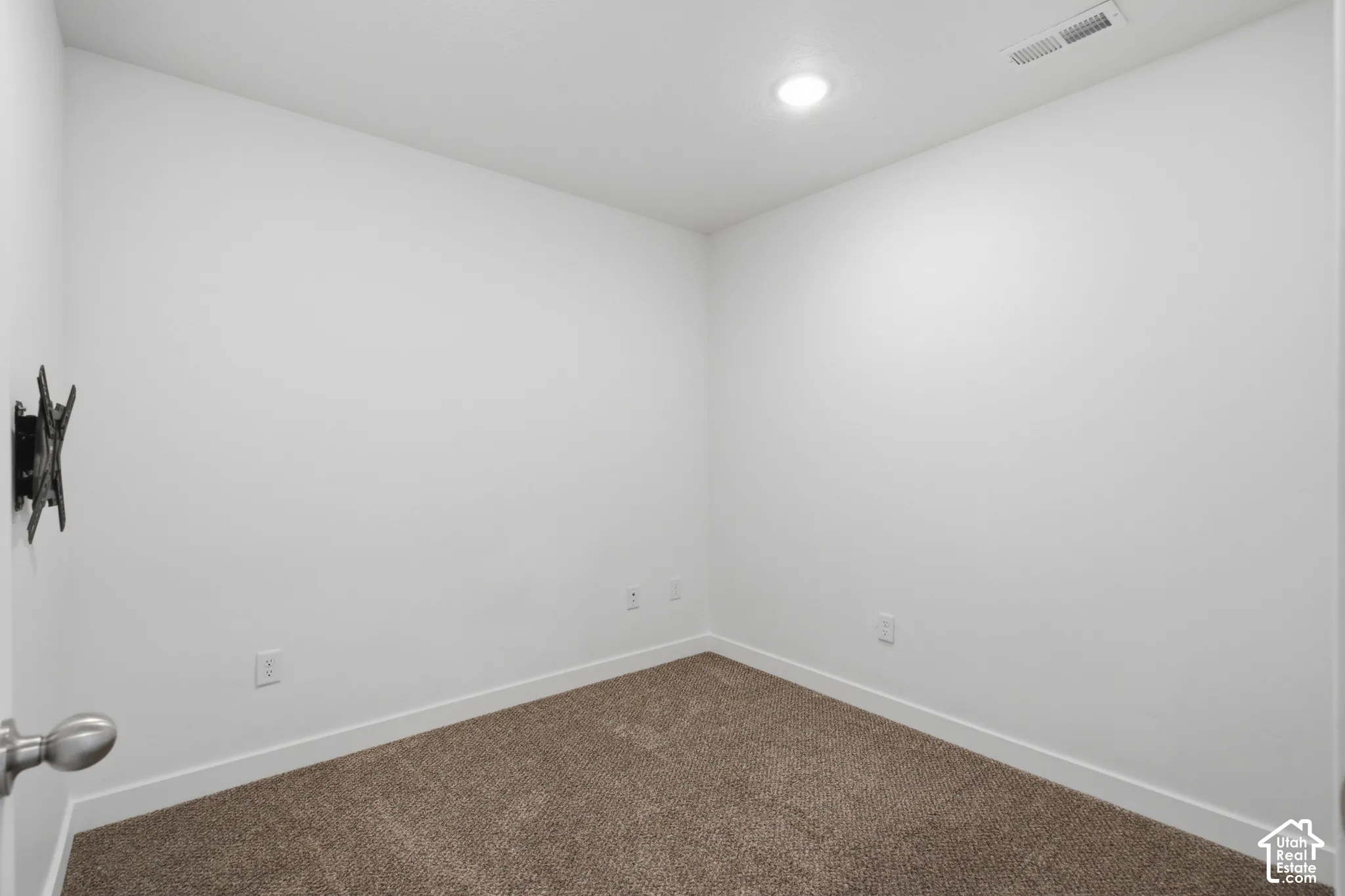 Neutral-toned room featuring neutral wall-to-wall carpeting and recessed ceiling lighting