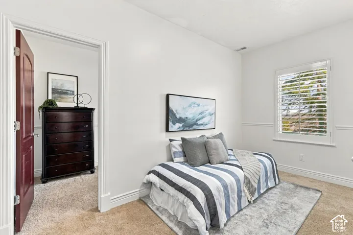 Bedroom (divided into two, can be made into one)