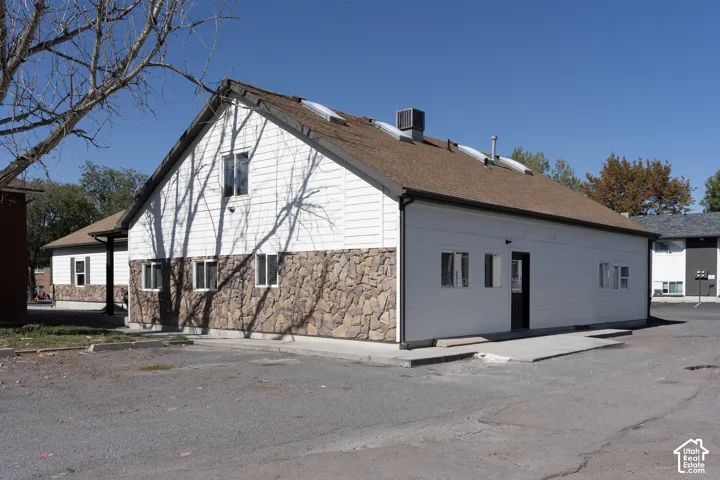 Exterior back/right corner of home