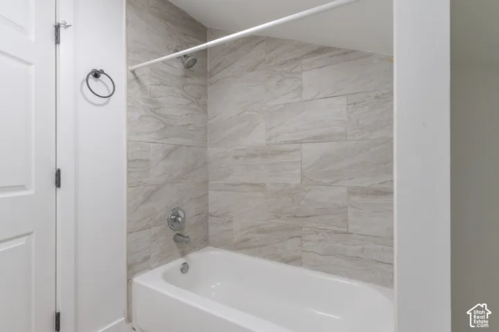 Primary bathroom tub/shower