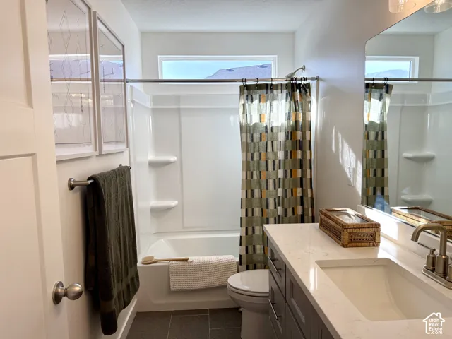 White tub and shower combination with integrated shelving