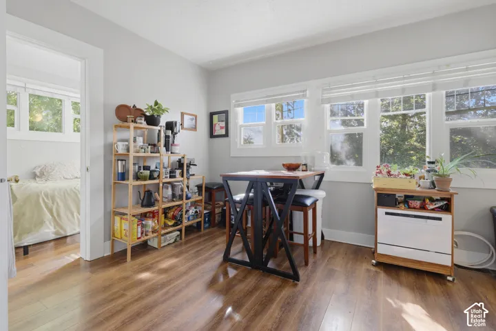 Wood-finish flooring, multi-pane windows with horizontal blinds, and neutral wall tones