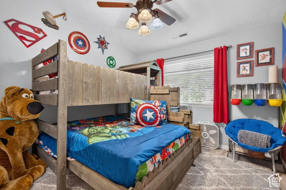 Neutral wall tones, horizontal-slat window blinds, and a multi-light ceiling fan