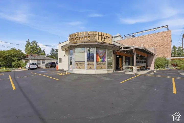 East Liberty Heights boutique gourmet store within walking distance