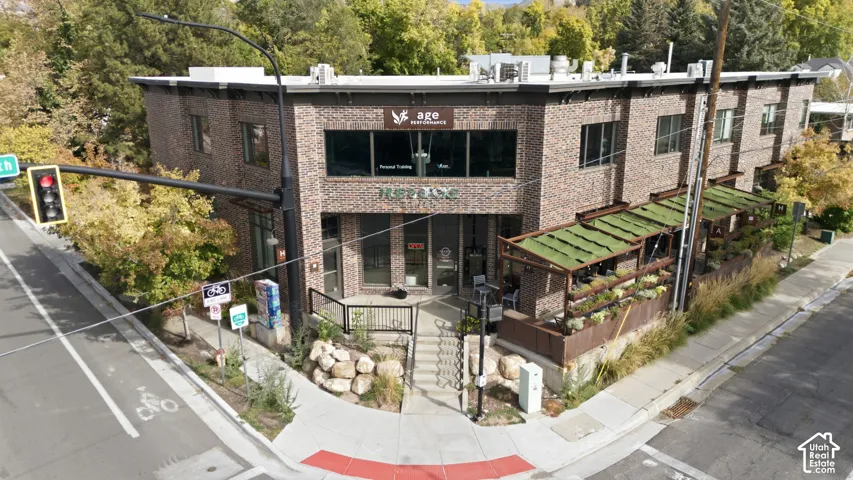 Hub and Spoke restaurant within walking distance