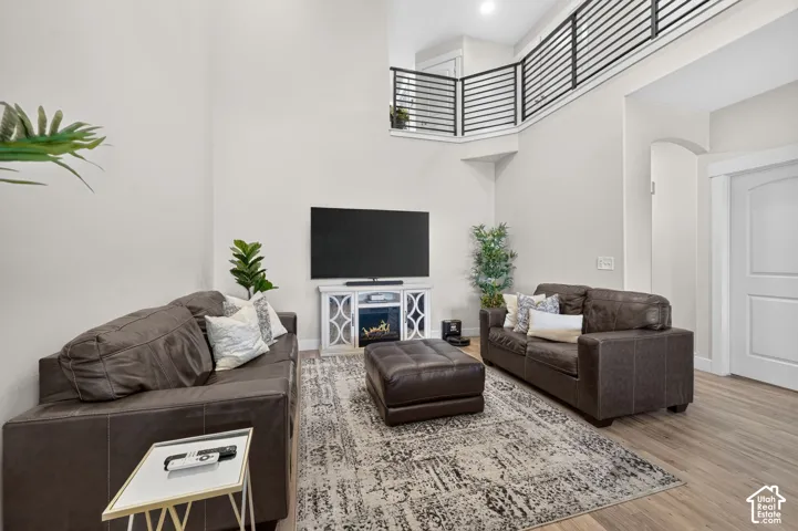 Vaulted ceiling with recessed lighting