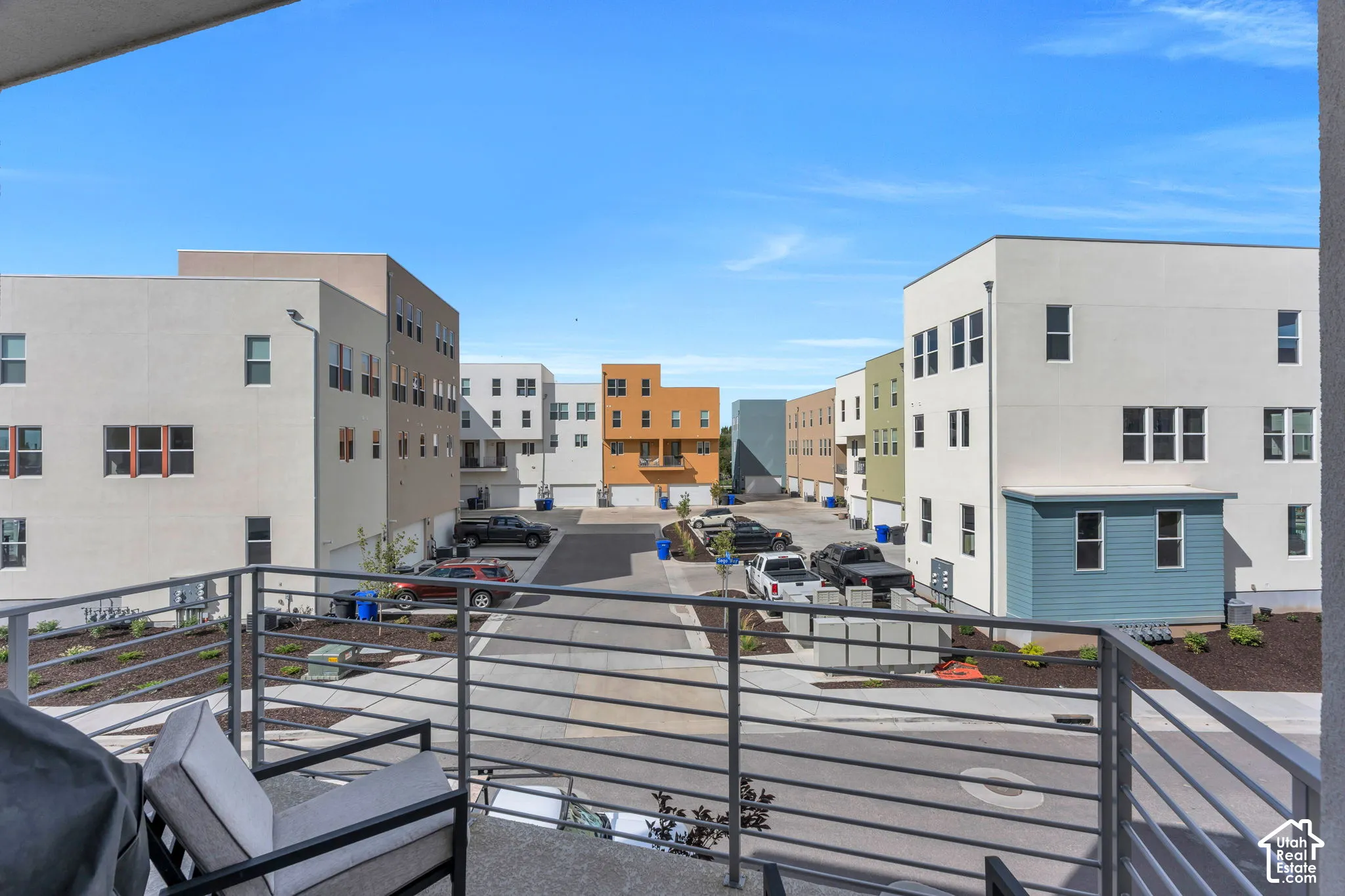 Elevated balcony featuring a metal railing and concrete flooring