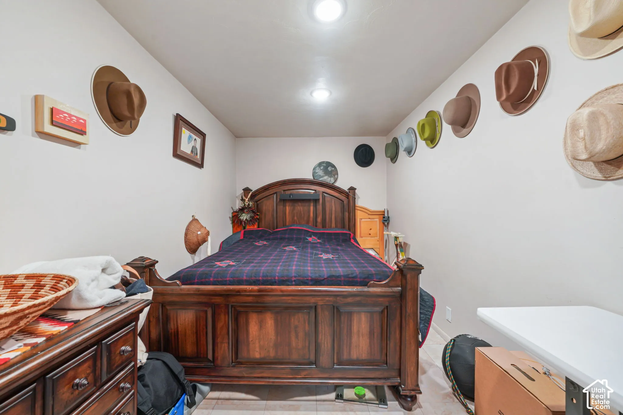 Recessed ceiling lighting and neutral wall paint