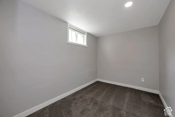 Room featuring neutral wall paint, carpeted flooring, a recessed lighting fixture, and a single-pane window