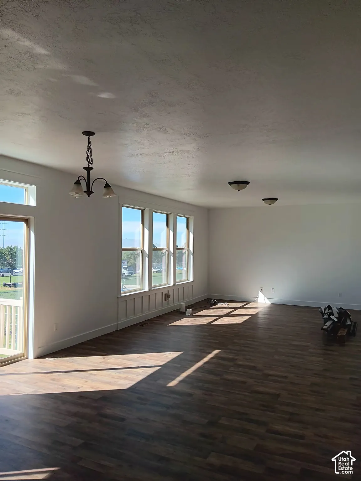 Big family room! Lots of bright light.