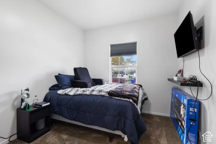 Neutral interior featuring wall-to-wall carpeting and a single-hung window with a blackout shade