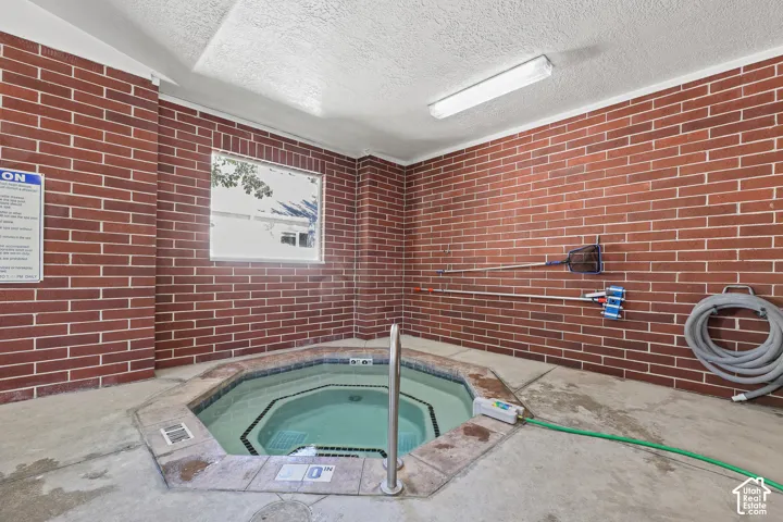 COMMUNITY INDOOR POOL & SPA