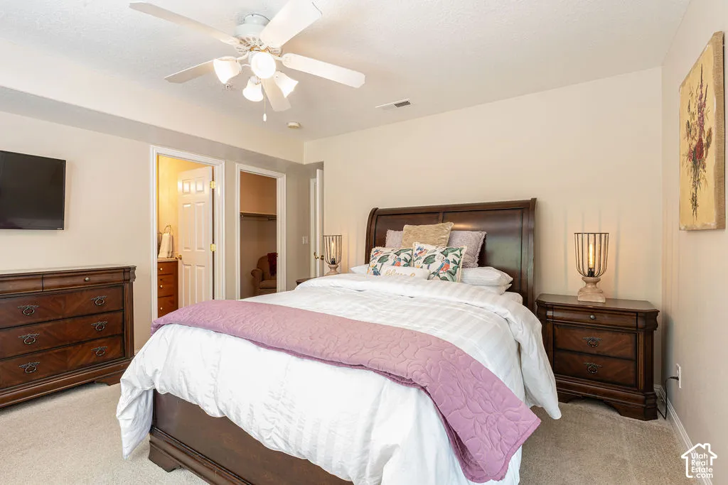 Carpeted room with a ceiling fan