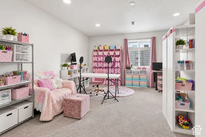 Neutral-toned wall-to-wall carpeting, recessed ceiling lighting, and a window with horizontal blinds