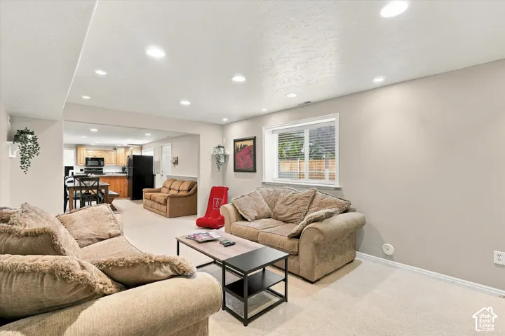 Recessed lighting, wall-to-wall carpeting, and horizontal sliding windows