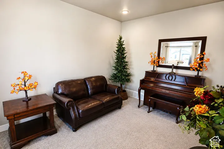 Neutral-toned interior room featuring wall-to-wall carpeting and a recessed ceiling light fixture