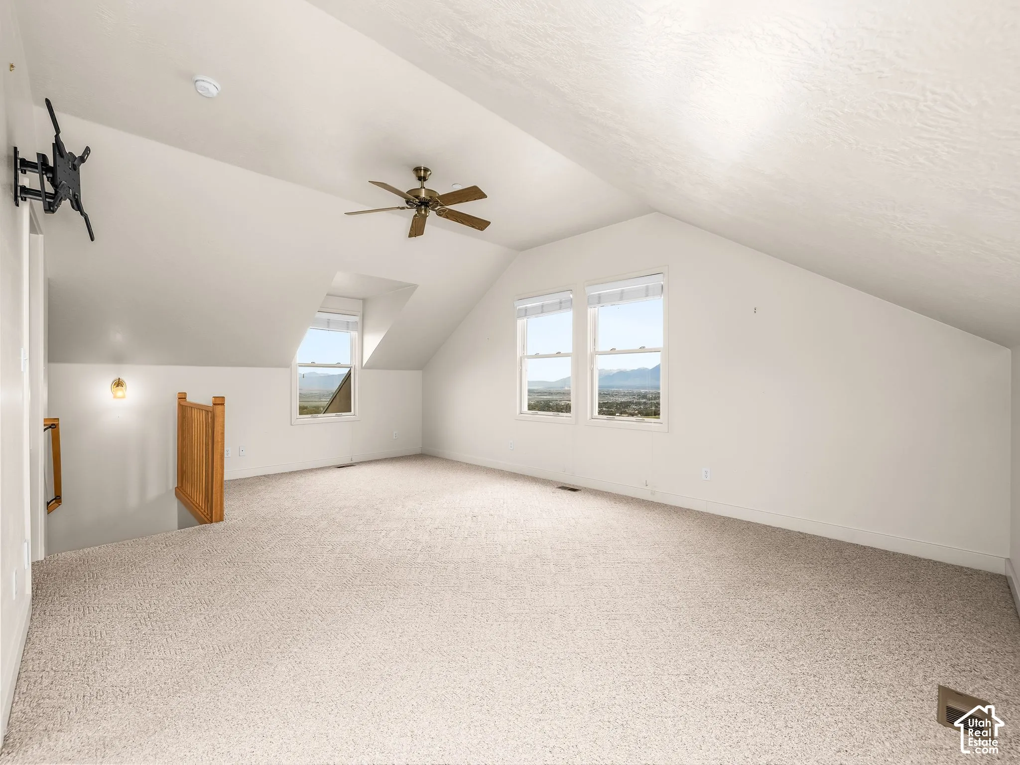 Upstairs bedroom/loft.
