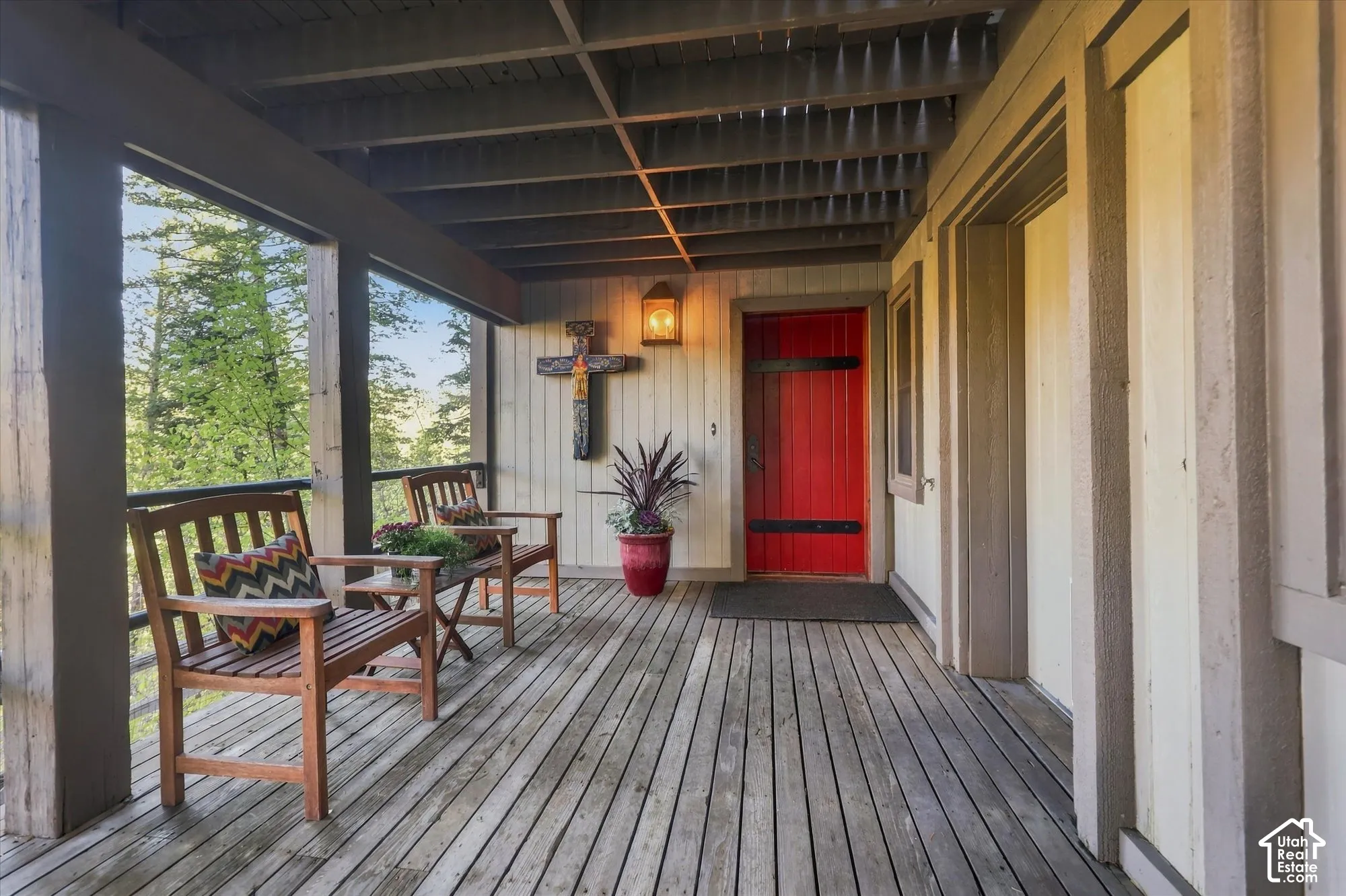 Spacious covered deck entry