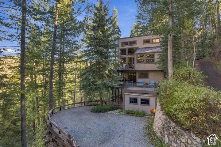 Stunning views from this contemporary style treetop mountain home