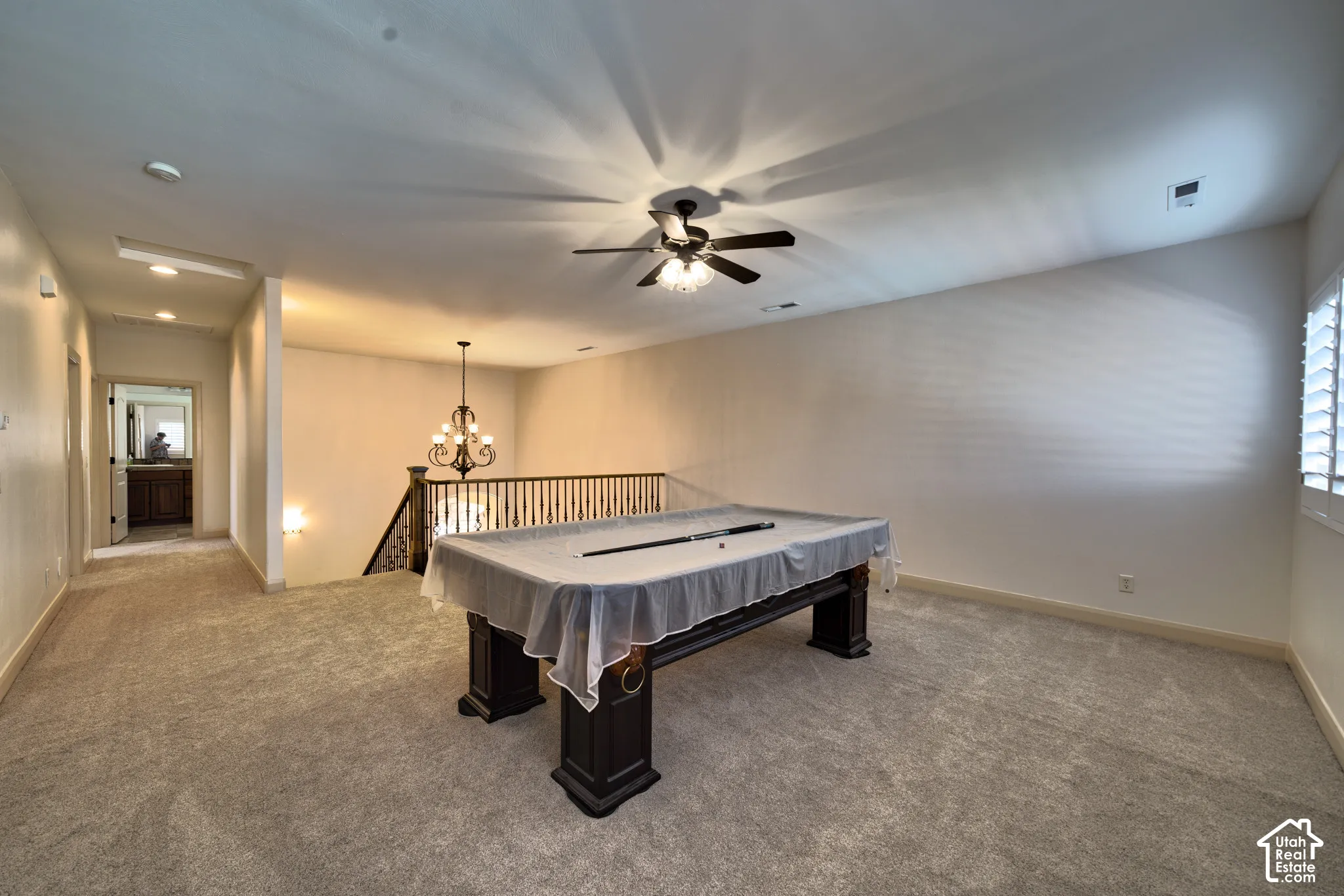 Open loft upstairs that overlooks the entry.