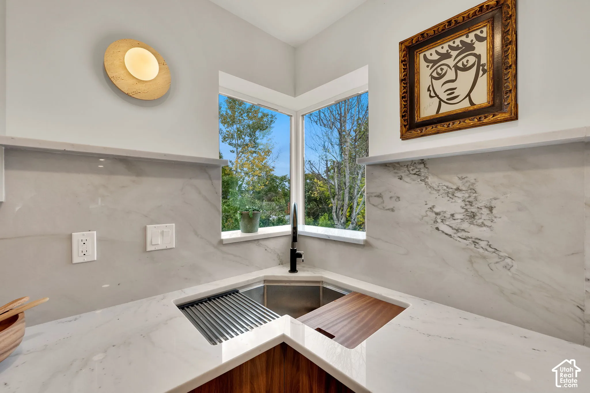 Corner kitchen sink