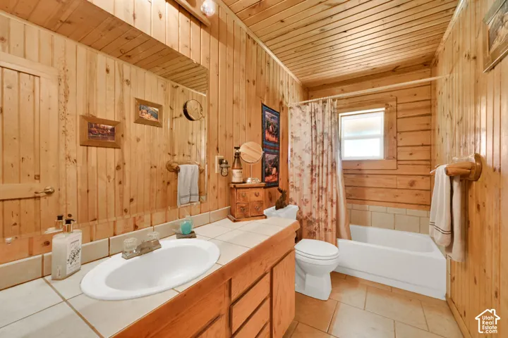Full bathroom in each hallway