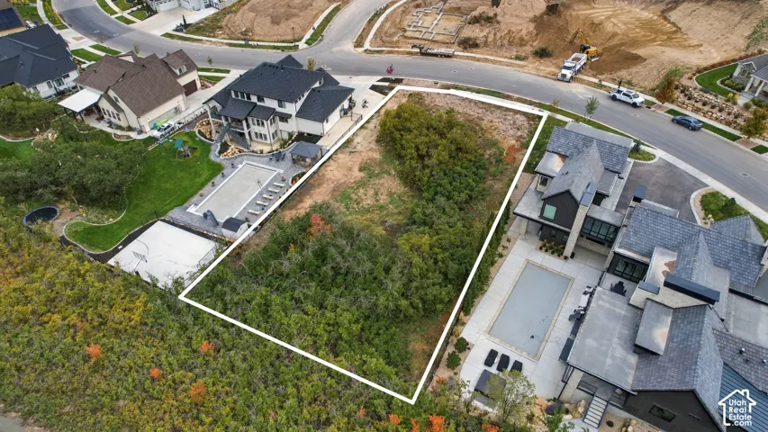 Vacant lot situated between existing residential properties featuring native vegetation and mature shrubbery