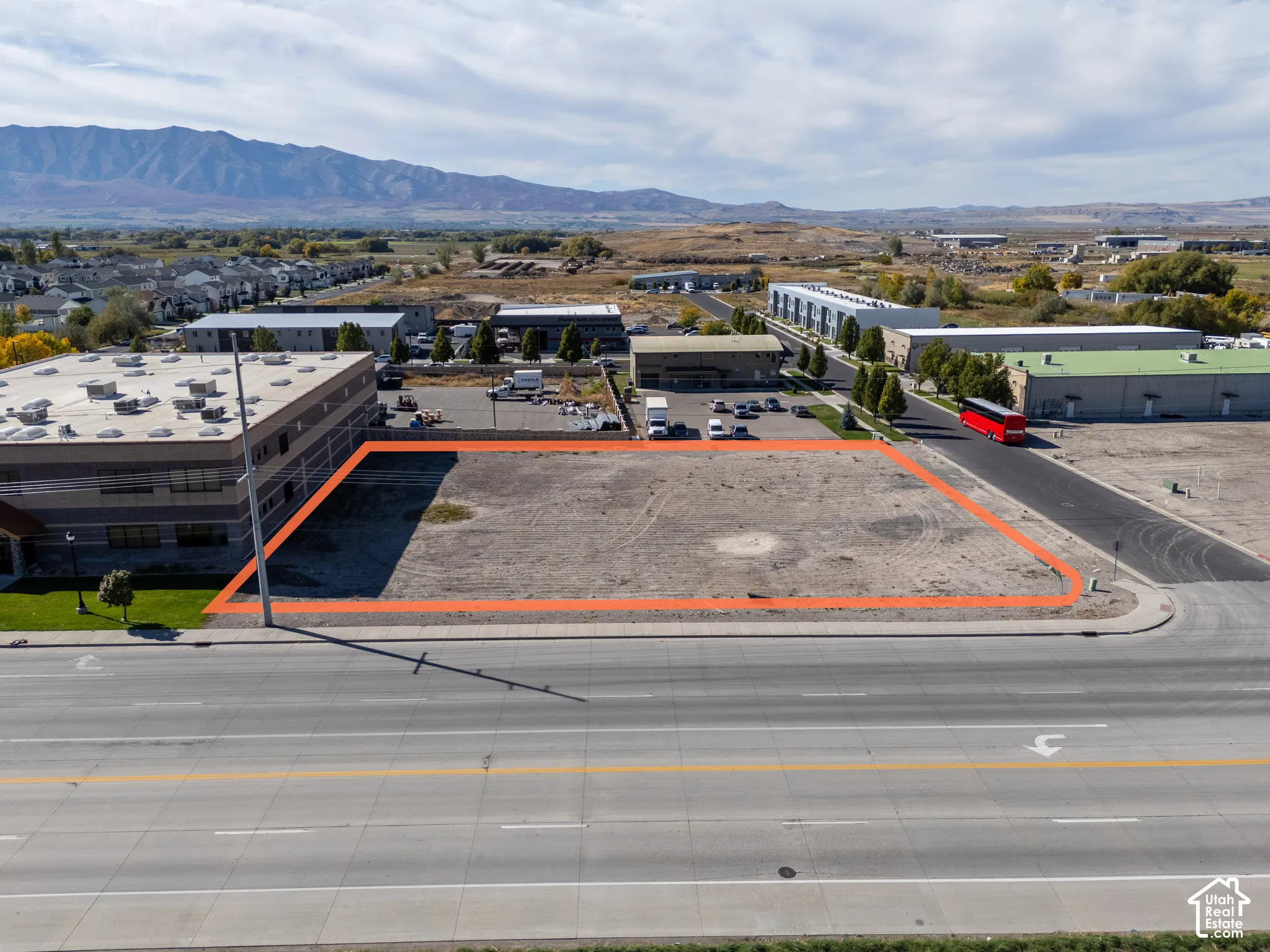 Undeveloped corner lot with street-front access and mountain backdrop