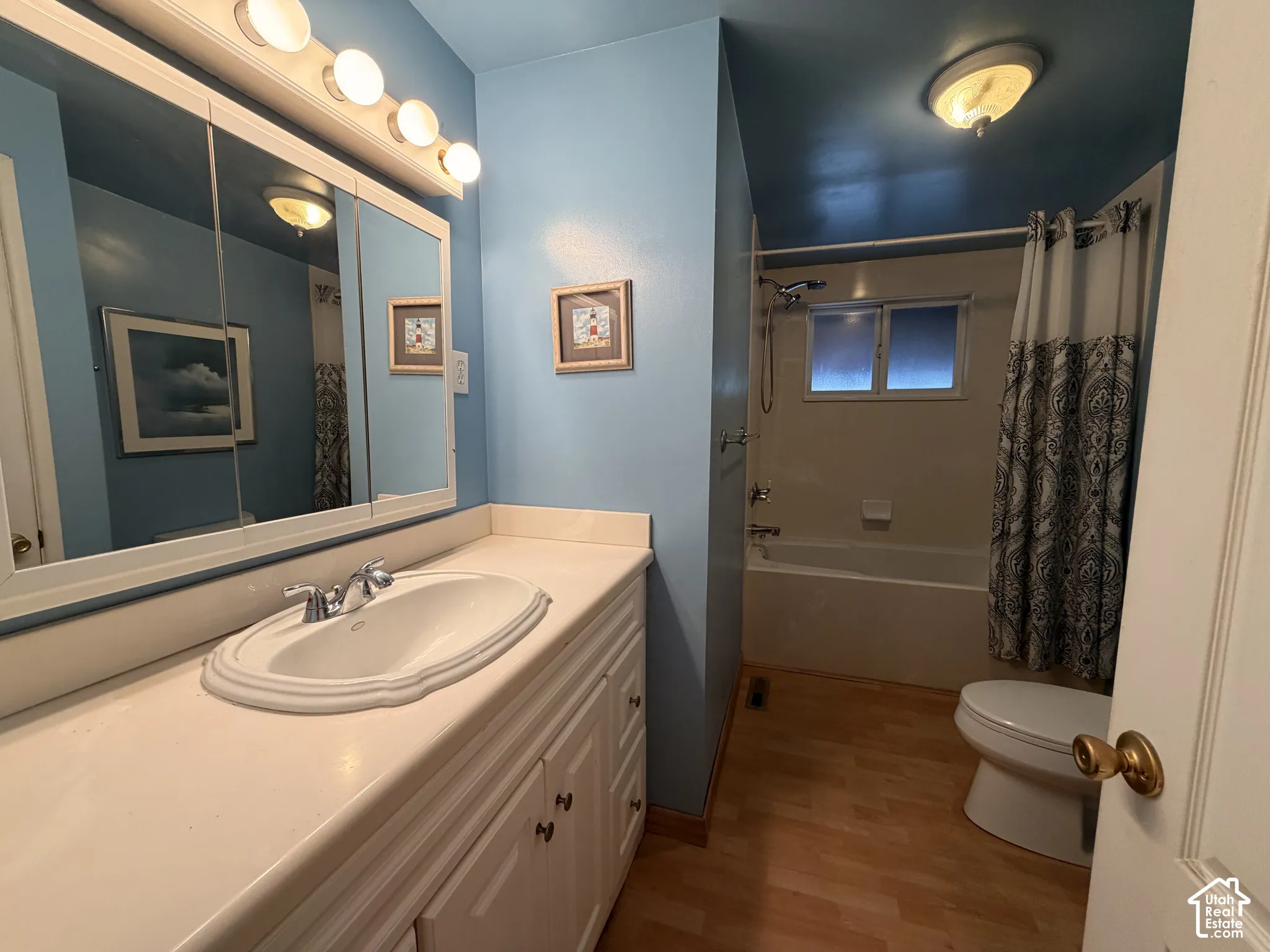 Upstairs full bathroom