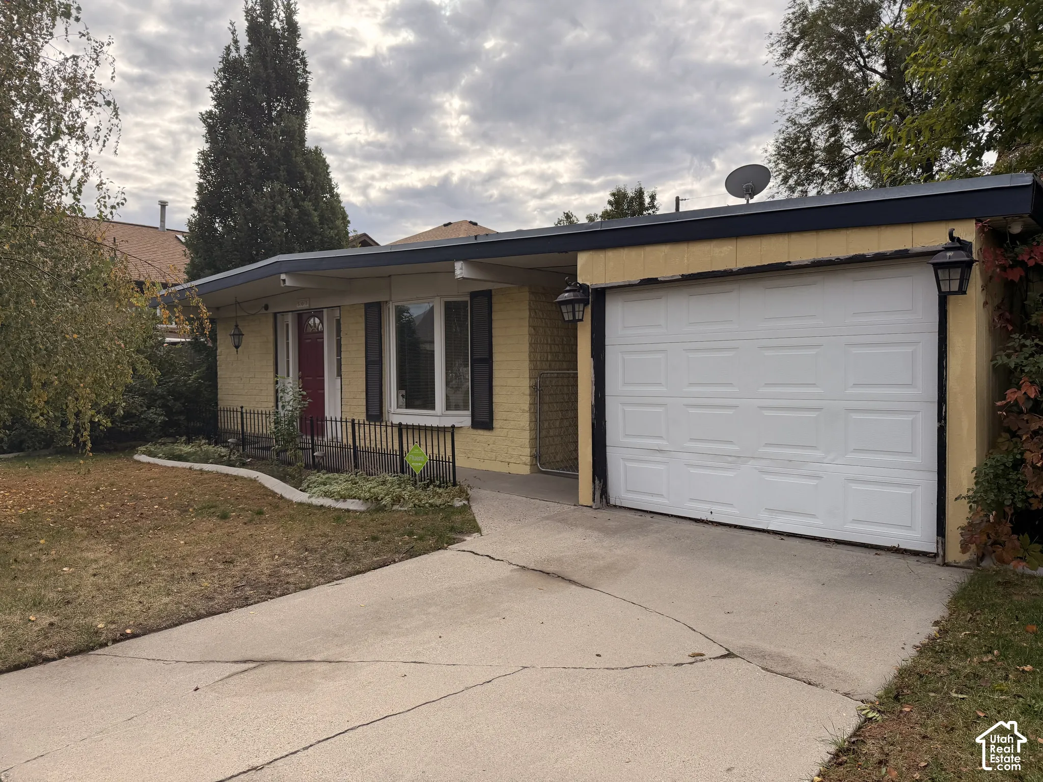 1 Car Garage with Workbench & Shop