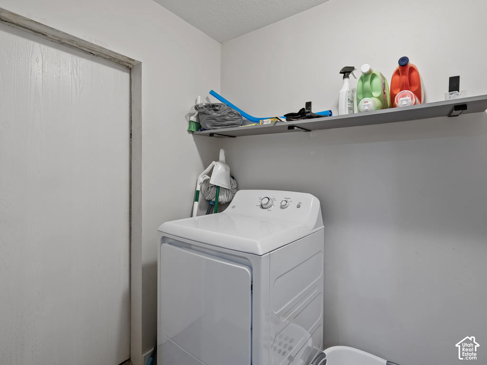 Wall-mounted shelving unit with metal brackets