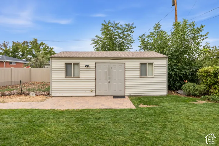 Art studio, gym, sewing room, etc. This great space has a paint booth, AC and Heat.