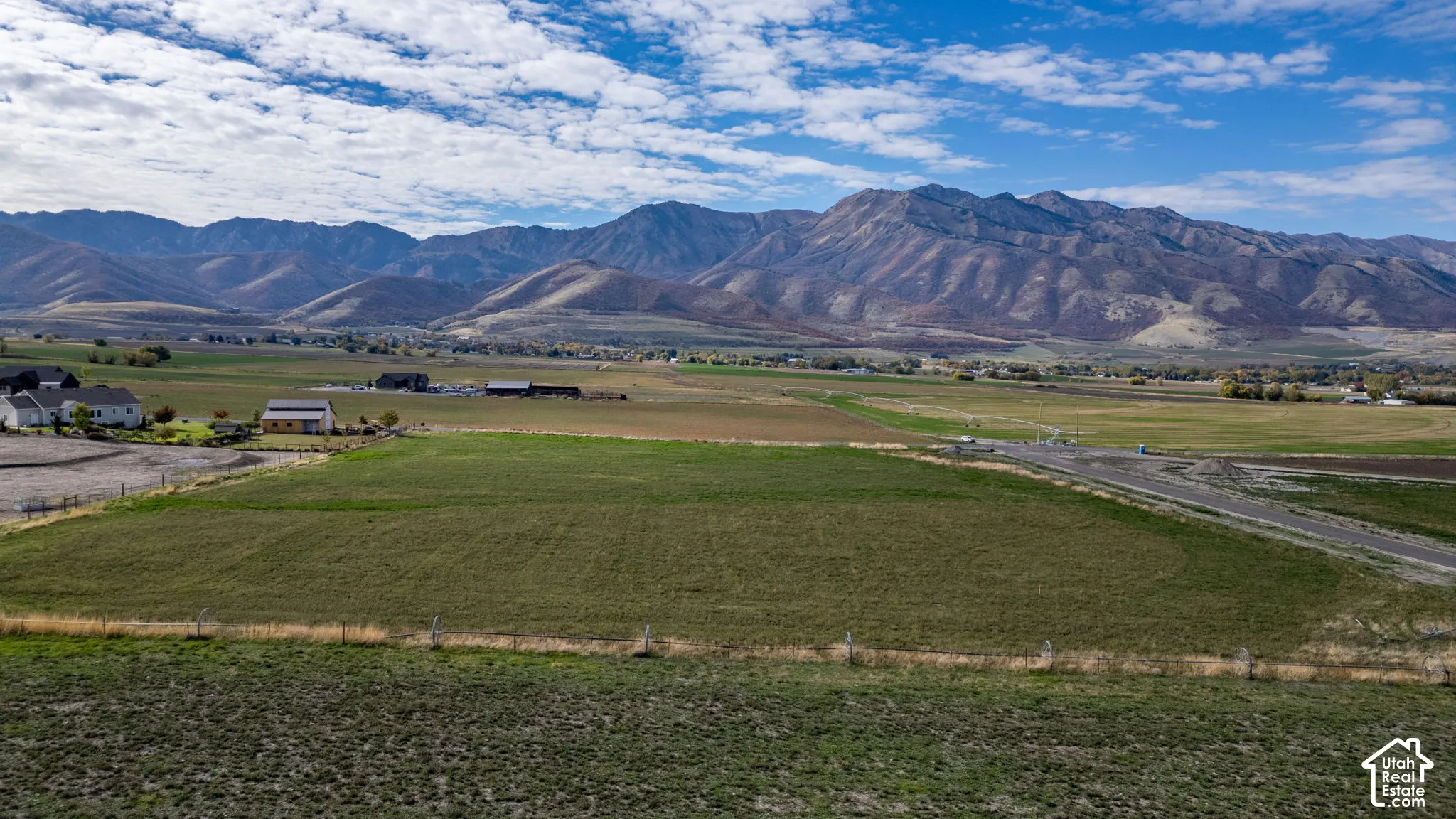Expansive land parcel featuring level topography and unobstructed mountain terrain